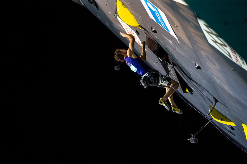 Adam Ondra in azione nella Coppa del Mondo Lead di Chamonix 2022