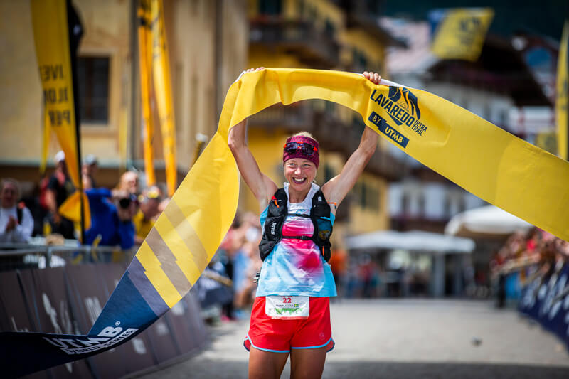 Patricia Pineda all'arrivo della Lavaredo Ultra Trail 2022